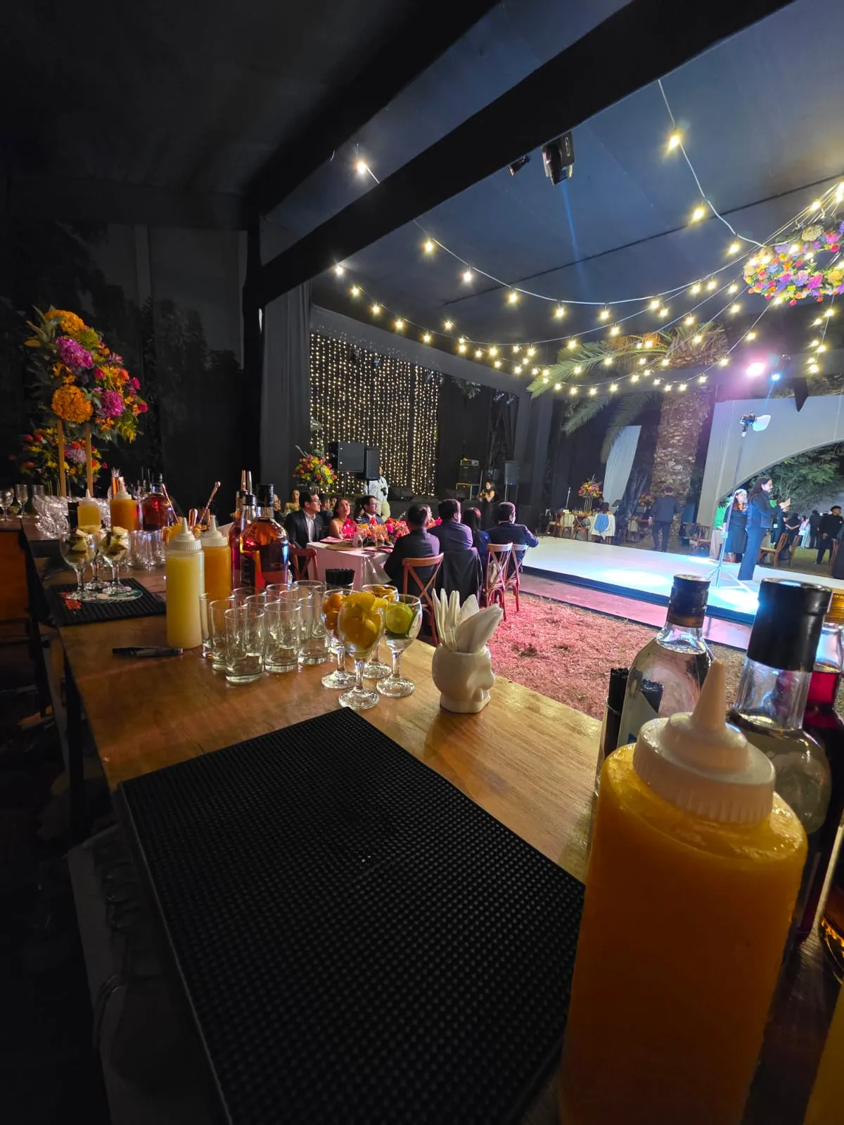 Pista de baile junto a la barra en un evento nocturno