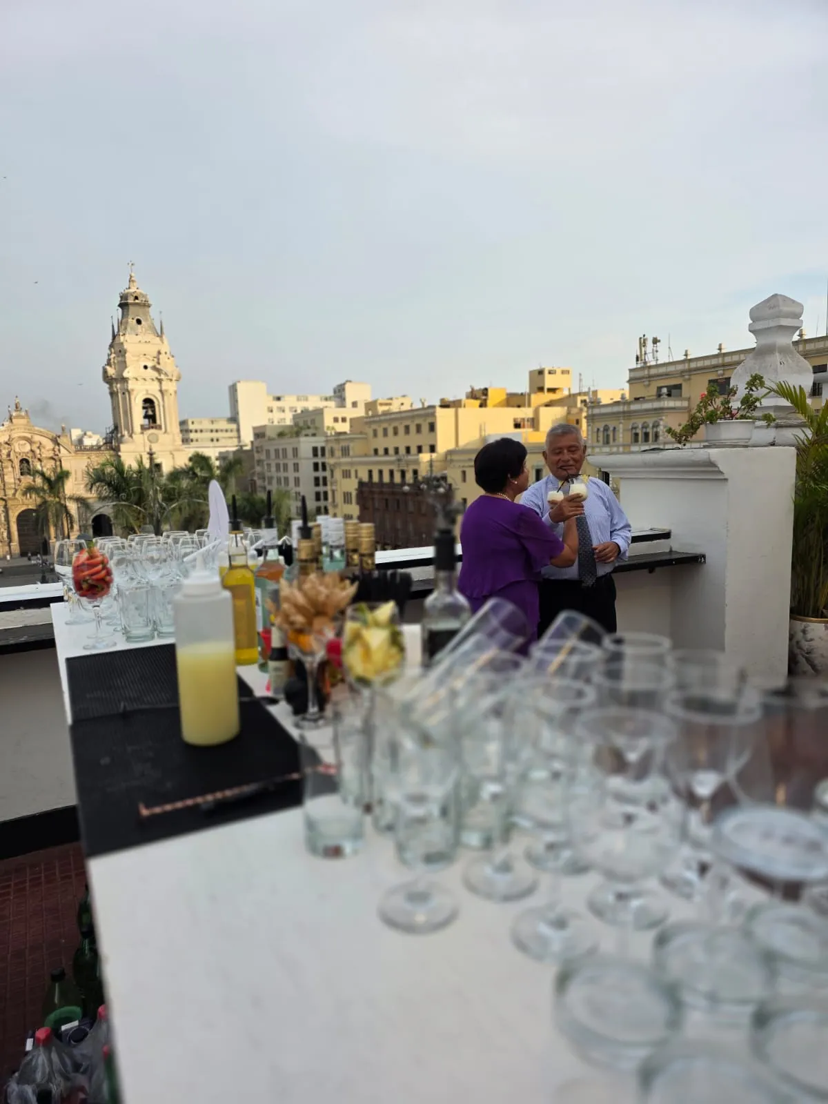 Barra de cócteles La Peque en un rooftop con la Catedral de Lima de fondo