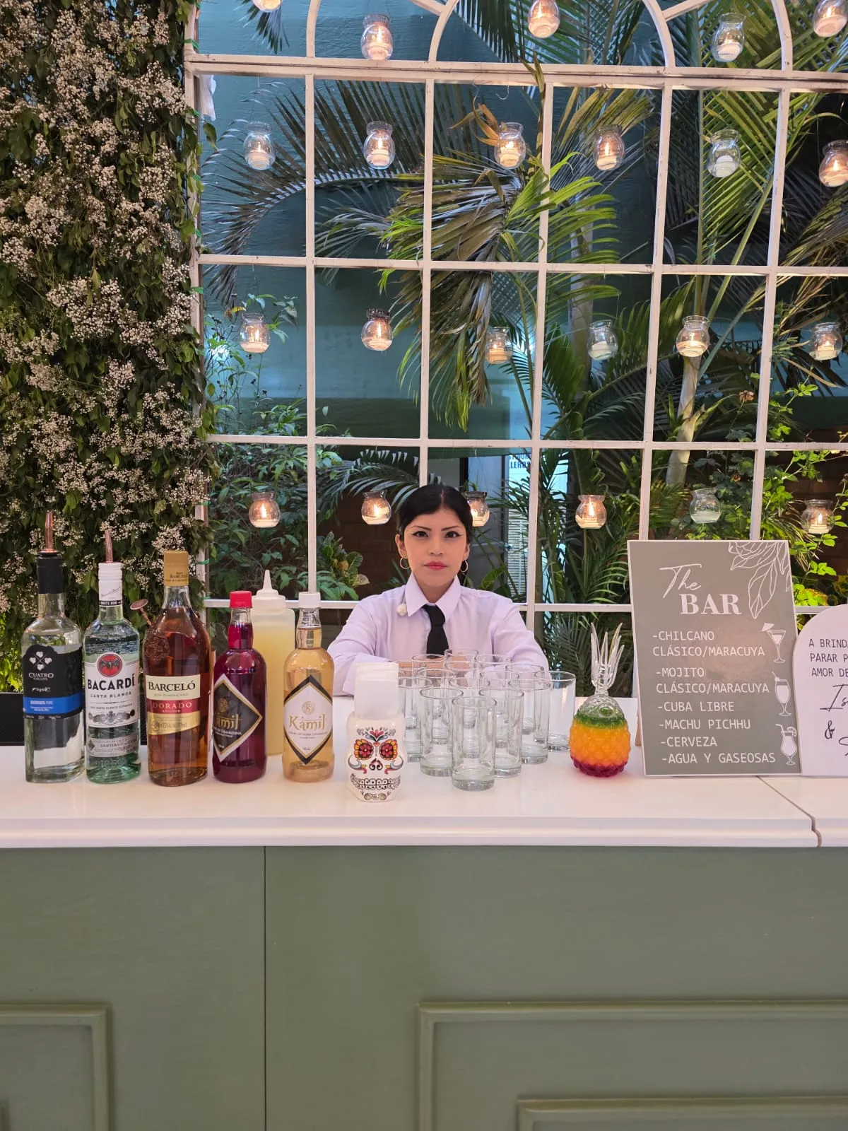 Bartender de La Peque Cócteles preparando tragos en un evento real