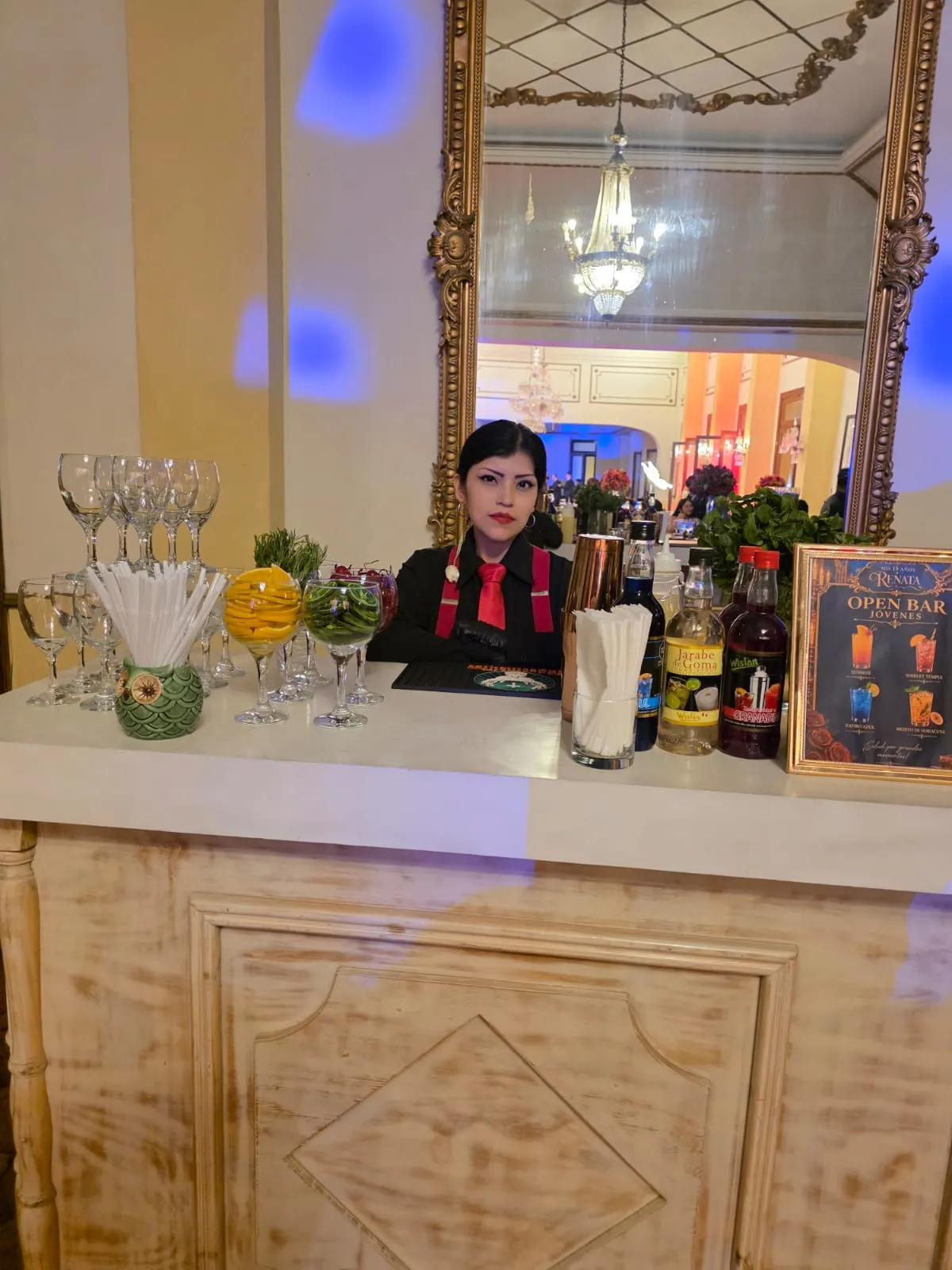 Bartender de La Peque Cócteles con uniforme profesional