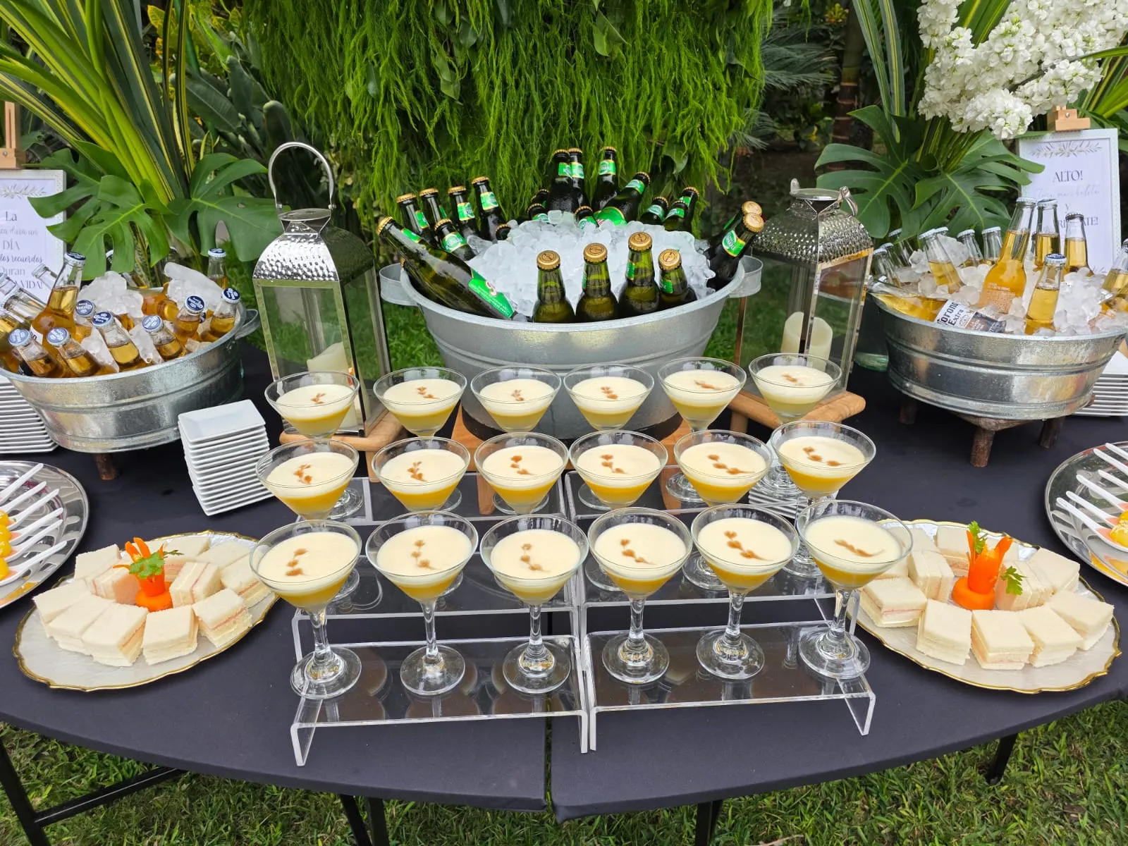 Pisco sours y piqueos servidos en un evento